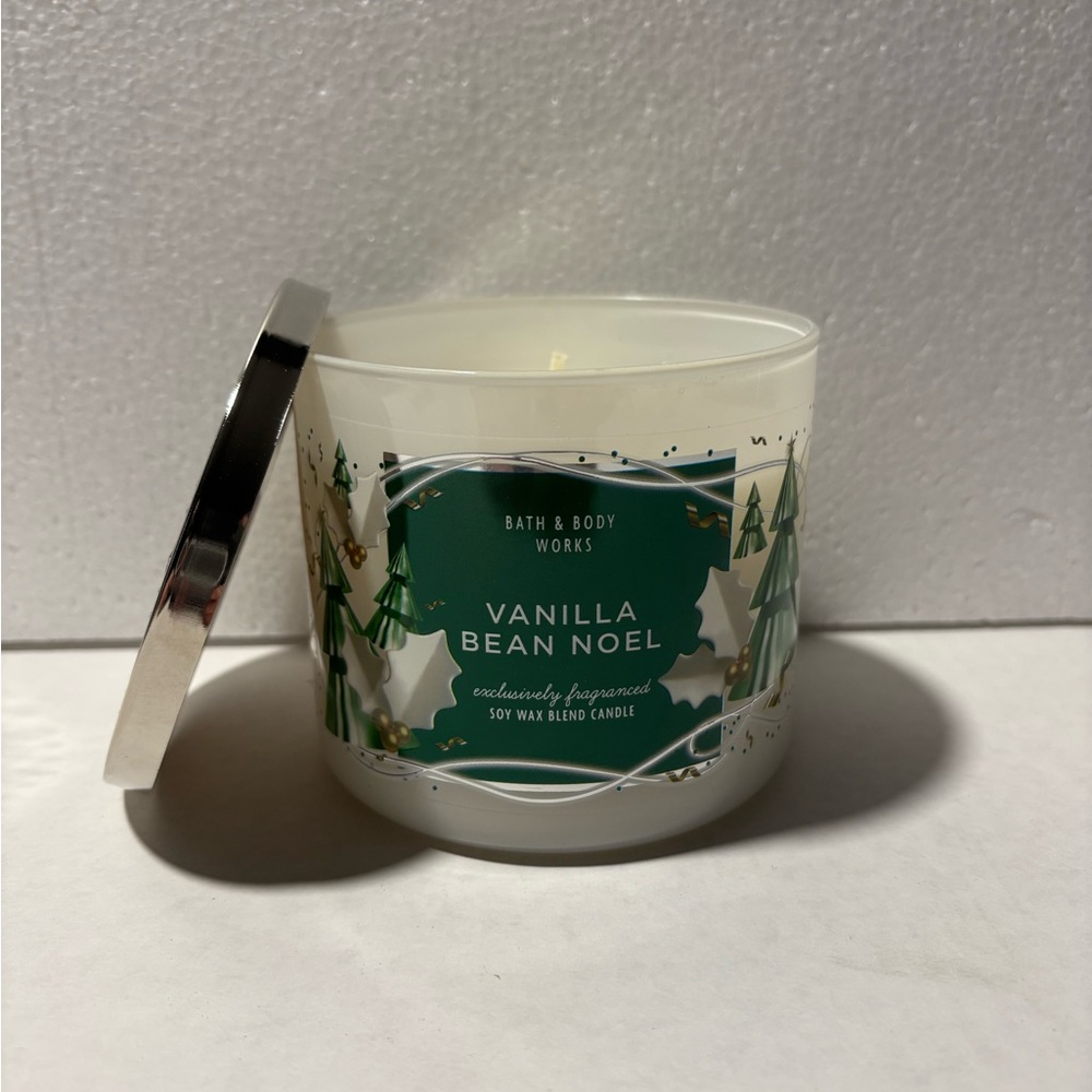 Bath & Body Works Vanilla Bean Noel Candle - Green and White